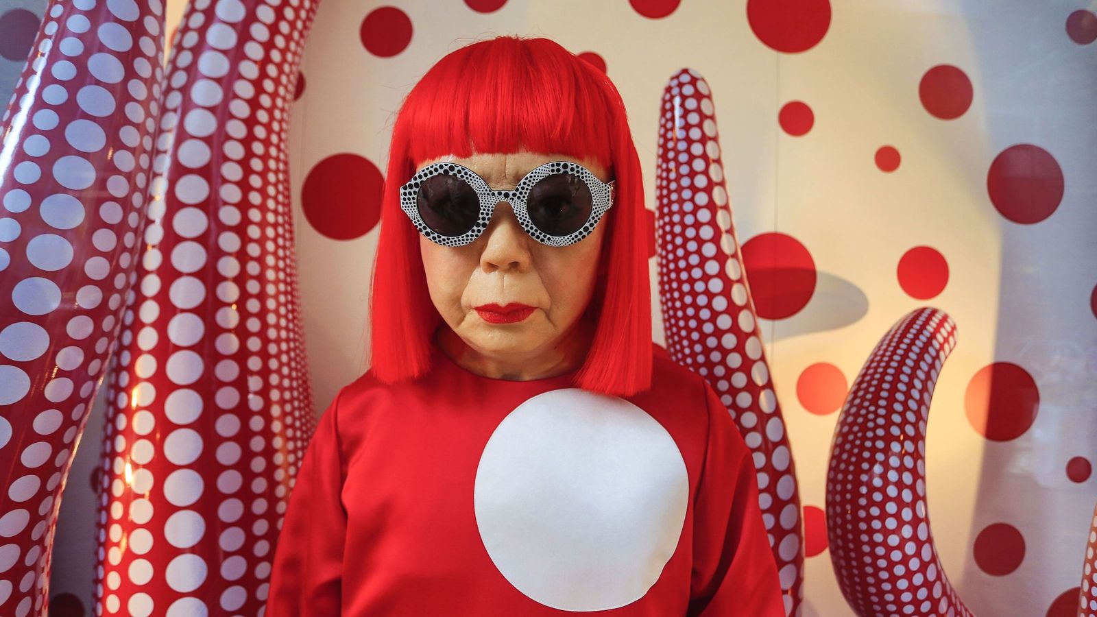 La artista Yayoi Kusama entre sus obras en Hong Kong, el 4 de octubre de 2012.
