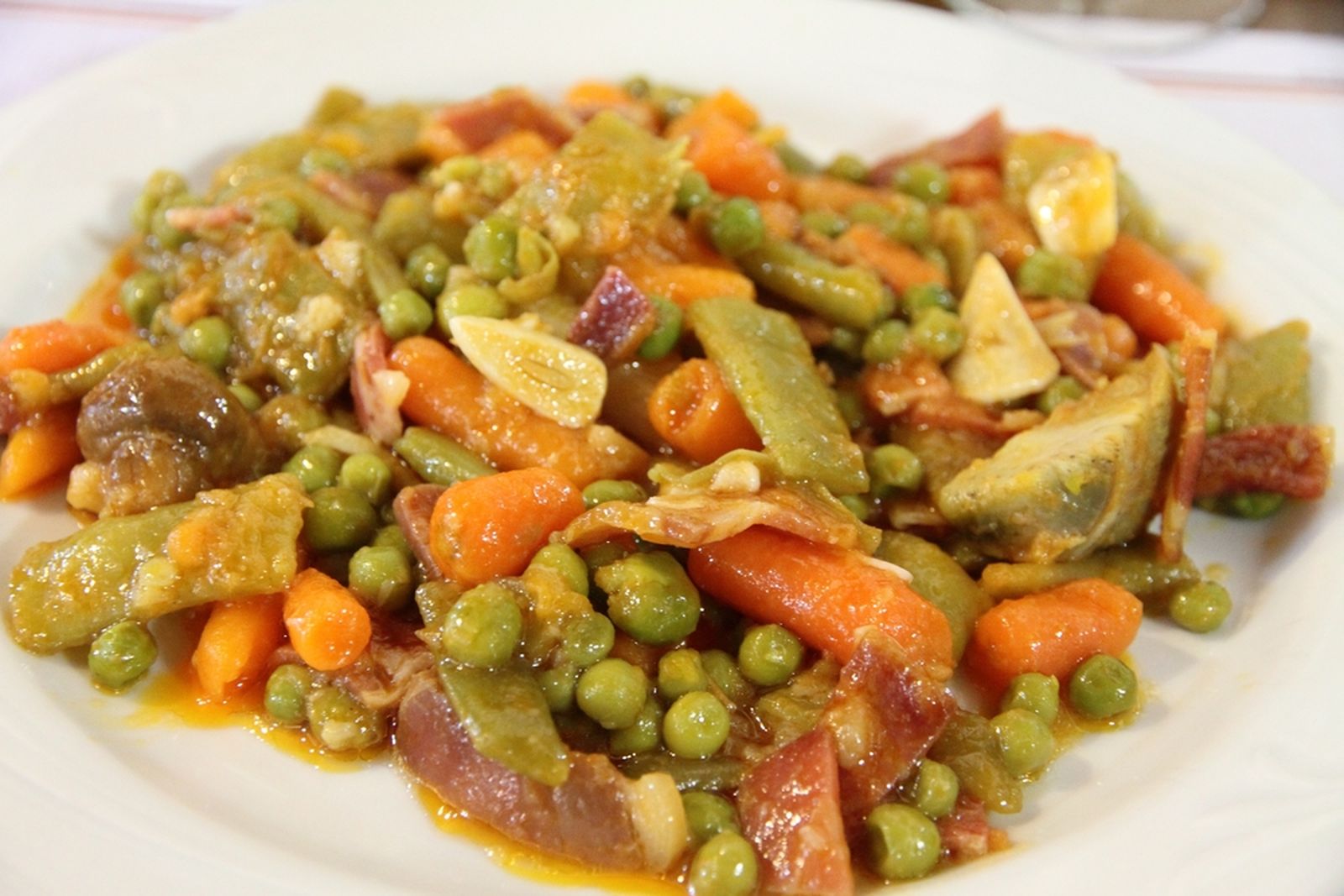 Receta de revuelto de guisantes, zanahoria y jamón