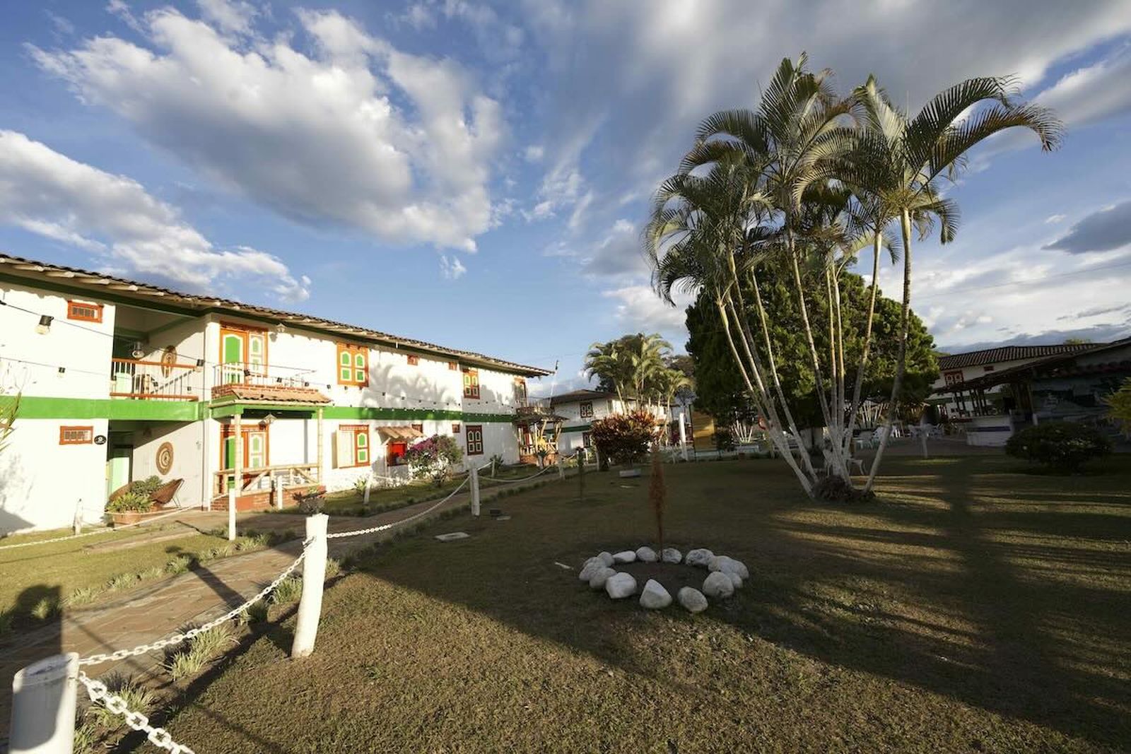 colombia-eje-cafetero-ecohotel-santa-barbara-palmeras