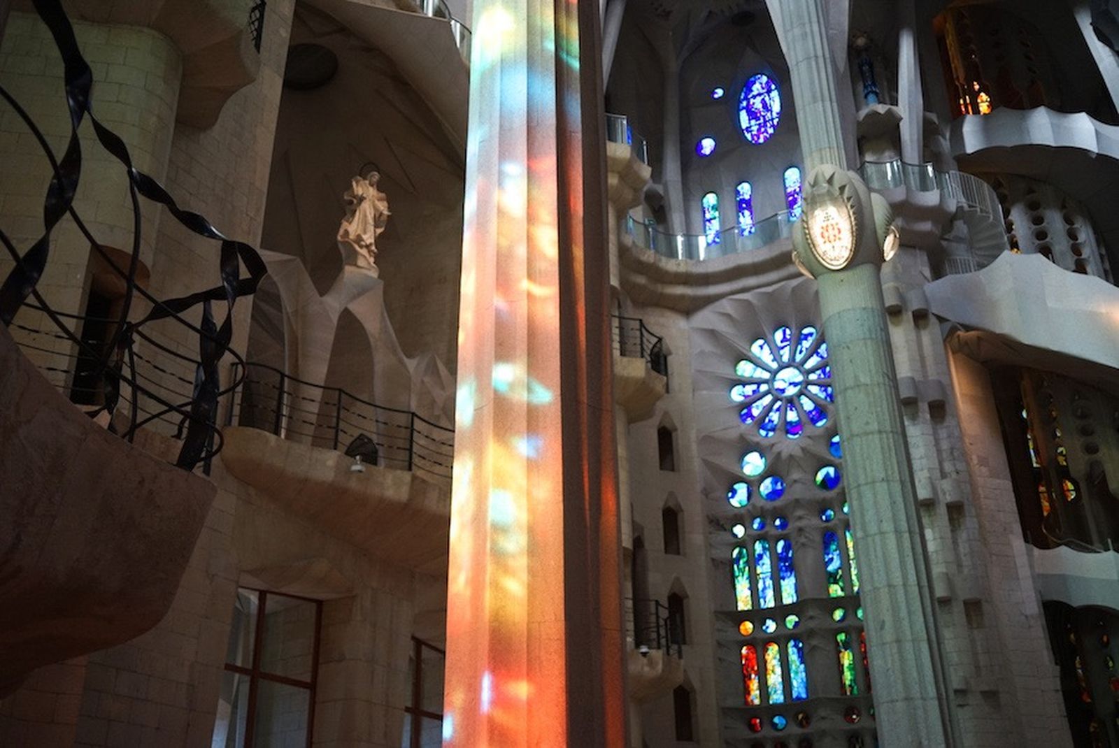 catalunya-barcelona-sagradafamilia-vidrieras-luces