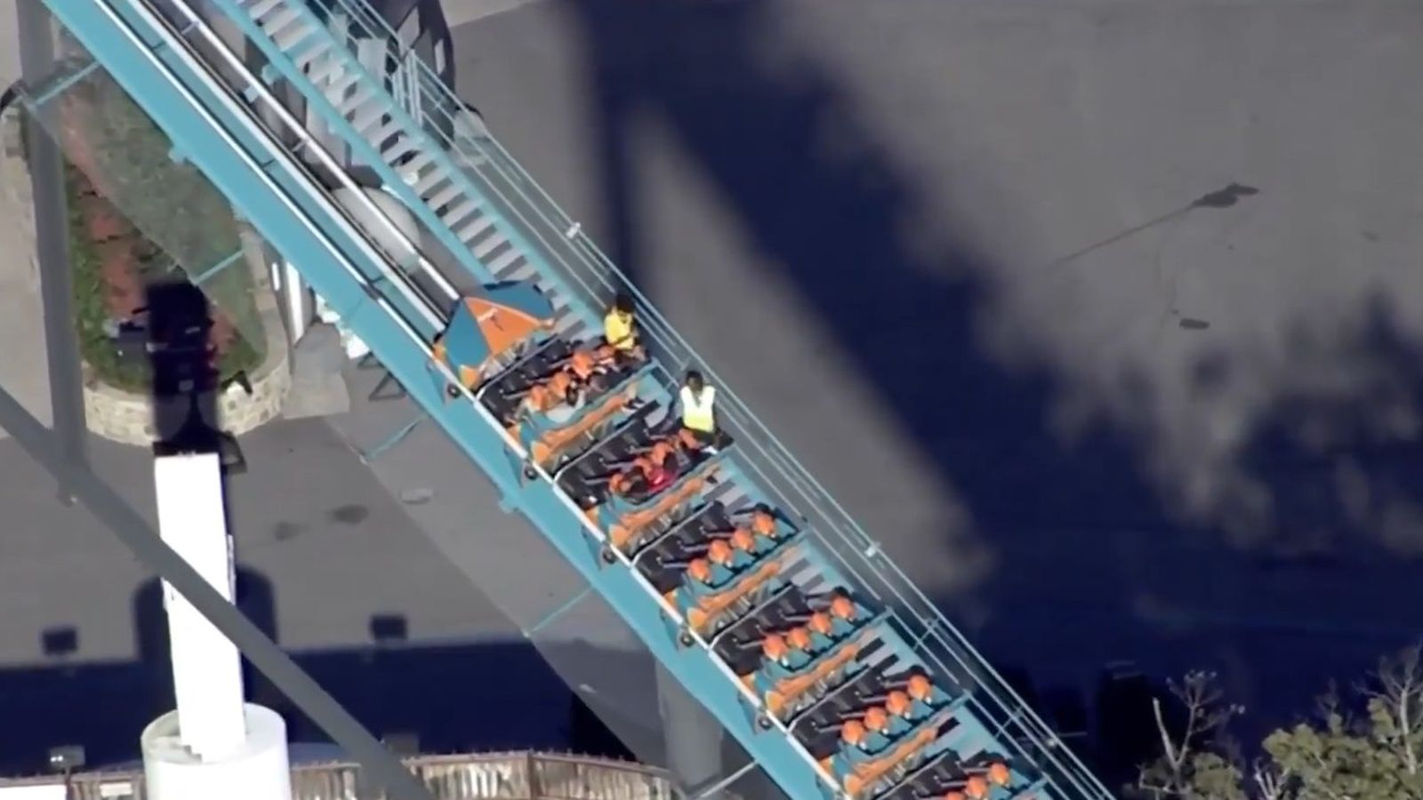 Muere un hombre tras caer de una montaña rusa en un parque de atracciones en Estados Unidos